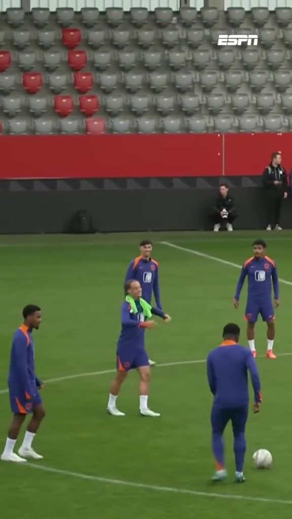 實(shí)拍藍(lán)黑不開心這次徹底被荷蘭隊(duì)友們整開心了