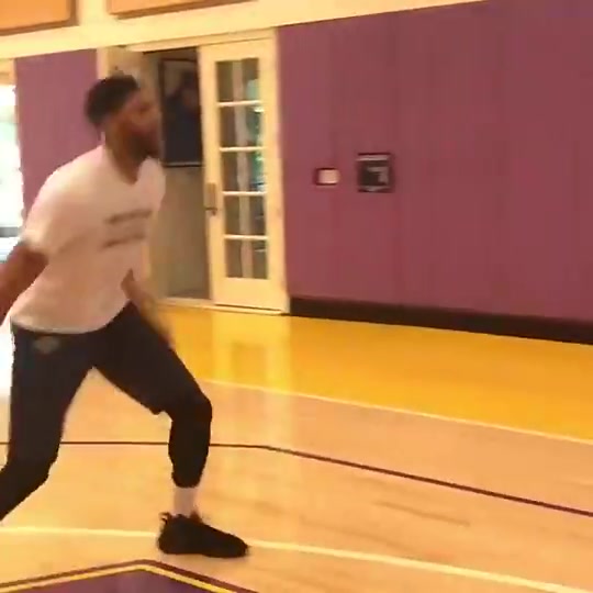 那時(shí)候的體型多好6年前濃眉剛加盟湖人時(shí)在訓(xùn)練館里秀運(yùn)球