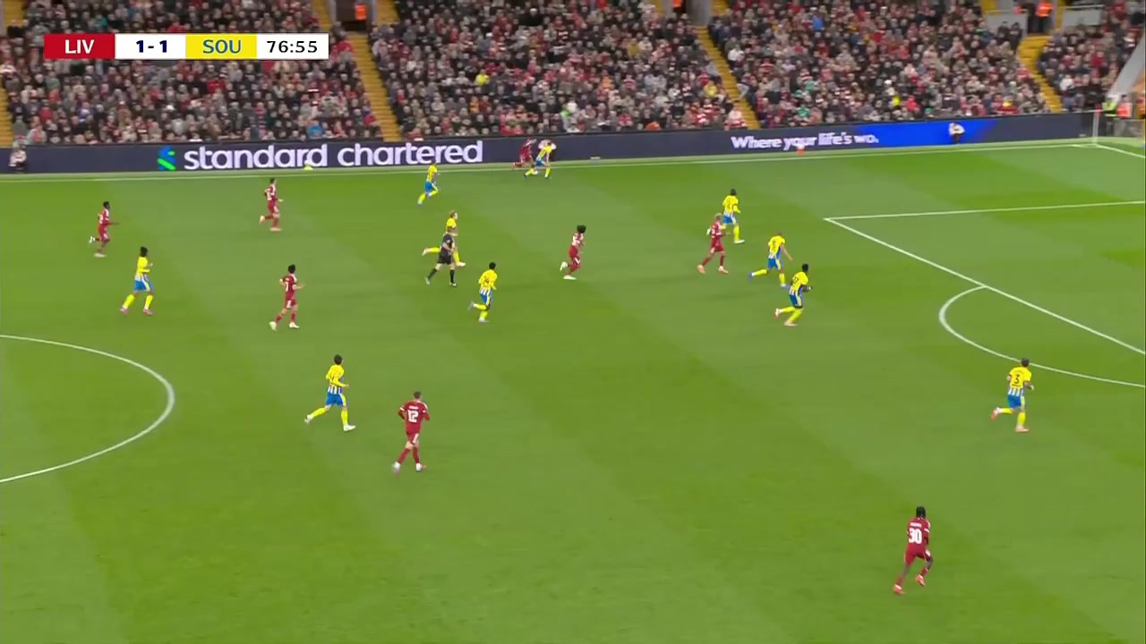 可惜基耶薩邊路精準(zhǔn)傳中?；倏祟^球擦柱而出