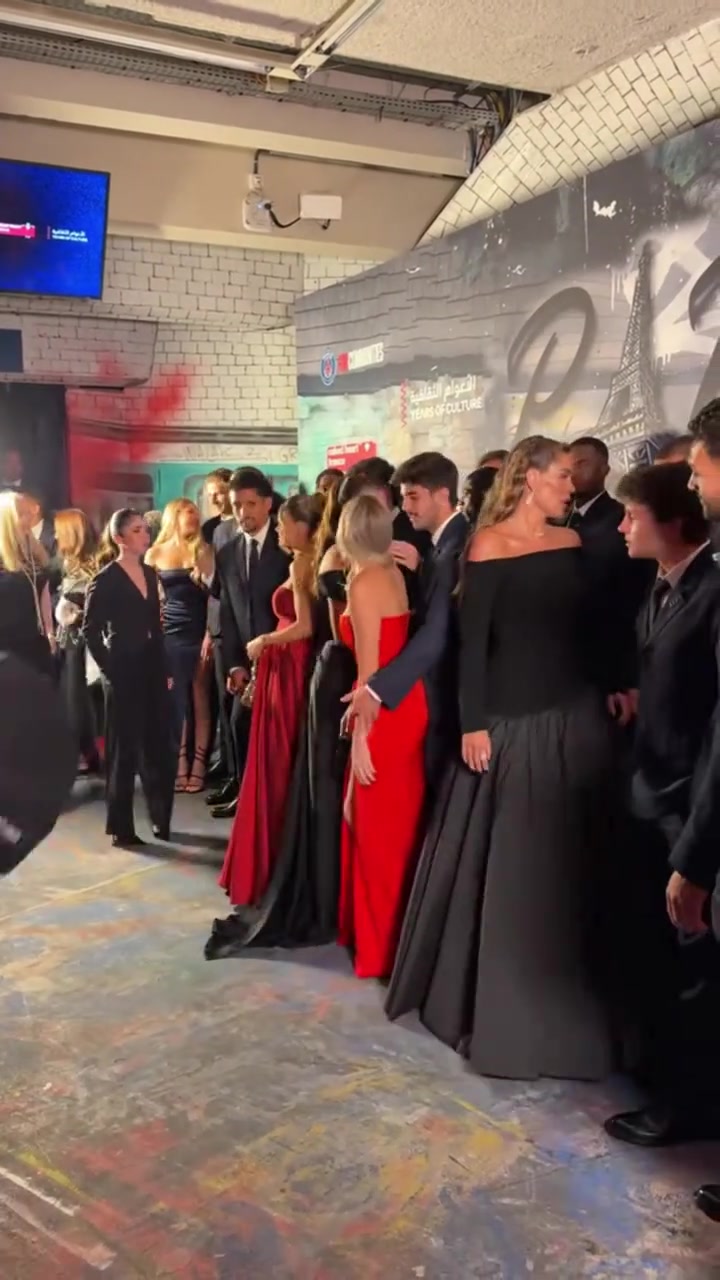 大巴黎眾人帶著妻子和登貝萊合影只有杜埃巴爾科拉沒(méi)有女朋友