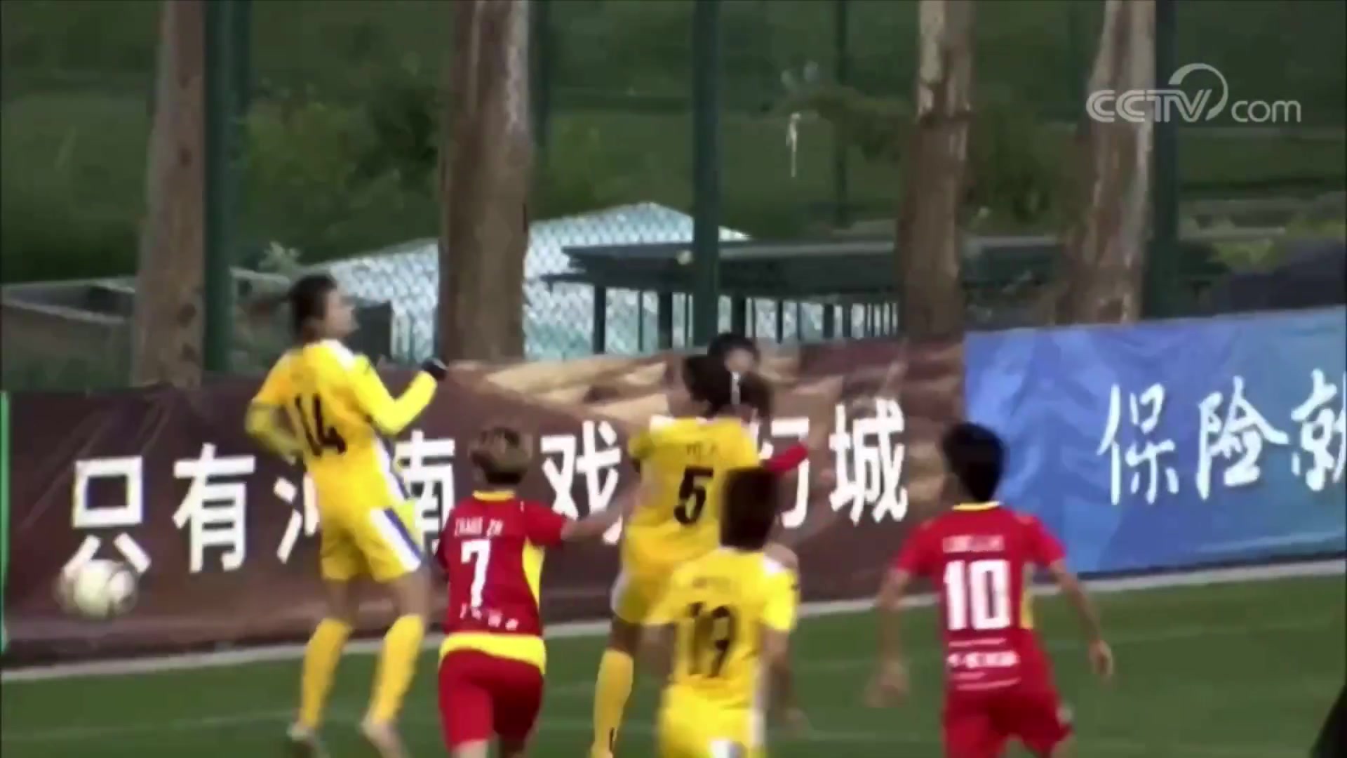 超級(jí)巨大女超聯(lián)賽名場面門將未開出門球被對(duì)手反搶絕平