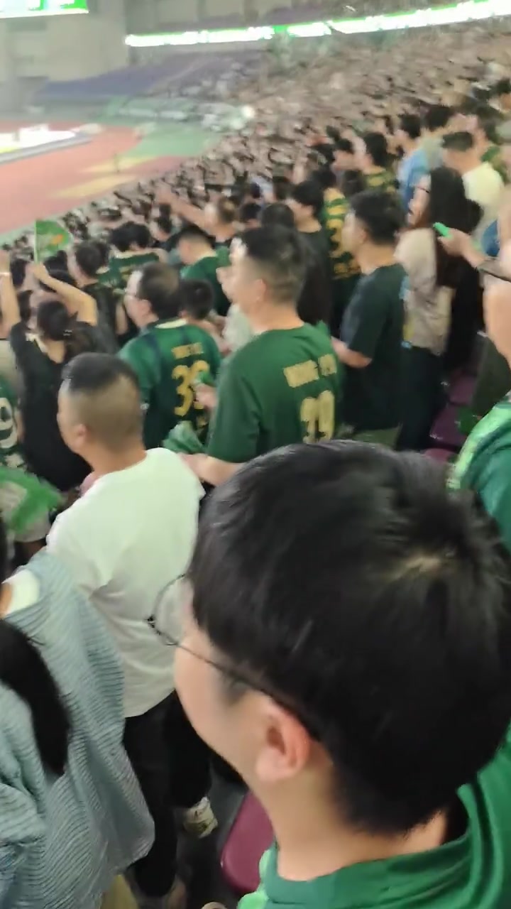 浙江隊(duì)球迷整齊劃一高喊干死成都