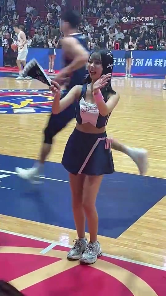 香港金牛的啦啦隊相當(dāng)懂事兒看到鏡頭對準(zhǔn)自己立刻給出回應(yīng)