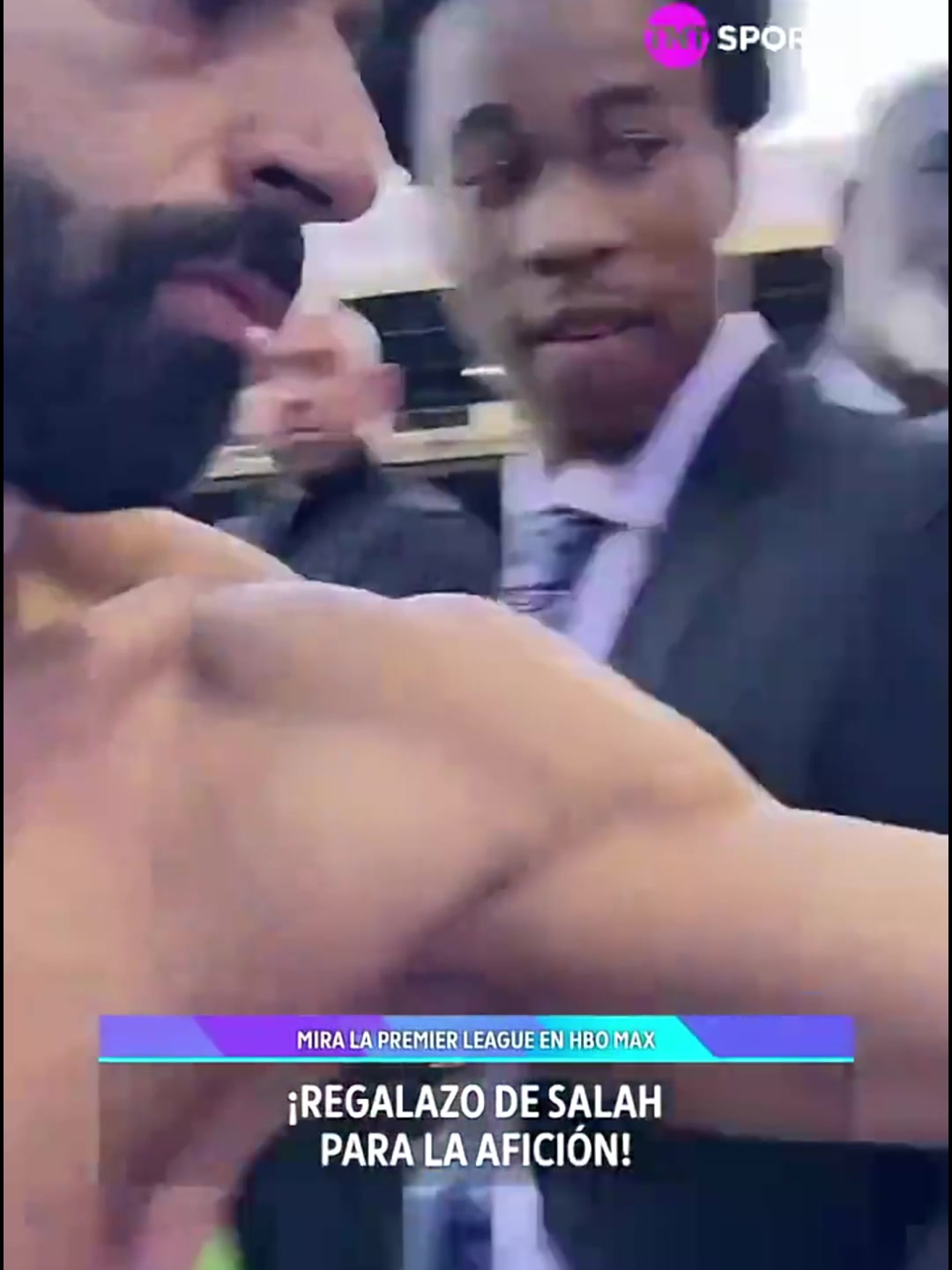 臥底實錘了薩拉赫賽后大度把球衣給了水晶宮小球迷