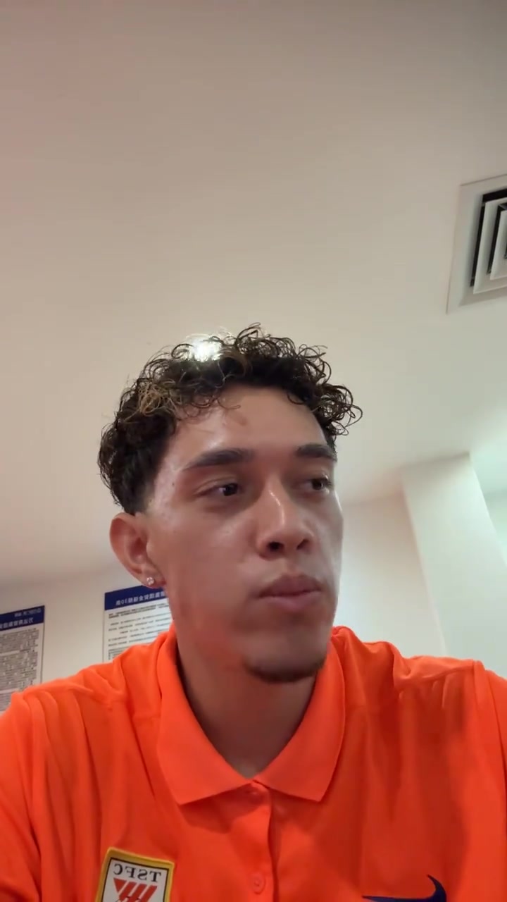 李小恒社媒 在 Vako 努力工作的時(shí)候享用一些葡萄