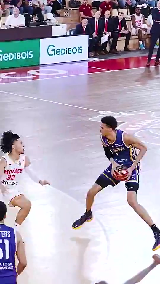 文班亞馬這操作簡直不要太離譜三分出手后立馬就閃現(xiàn)籃下補扣