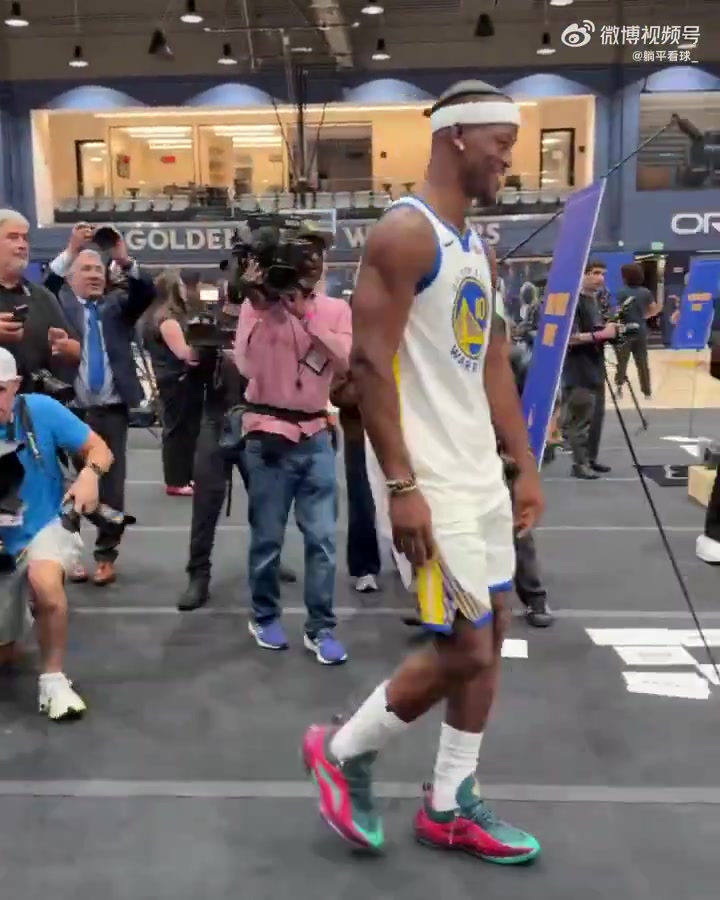 加起來一百多歲了庫(kù)里追夢(mèng)巴特勒媒體日同框合影