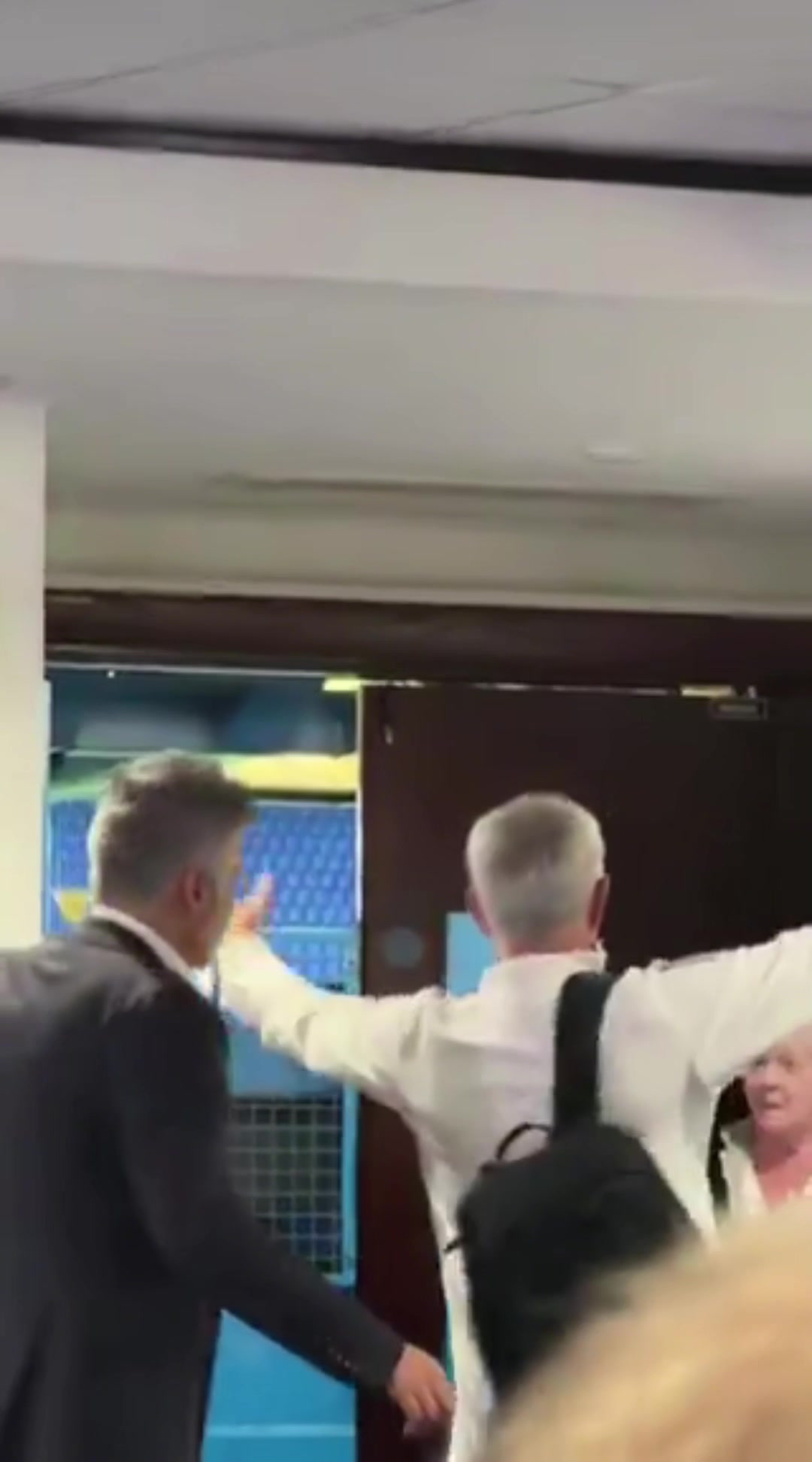 老友重聚穆里尼奧給切爾西老員工康尼利一個(gè)大大的擁抱