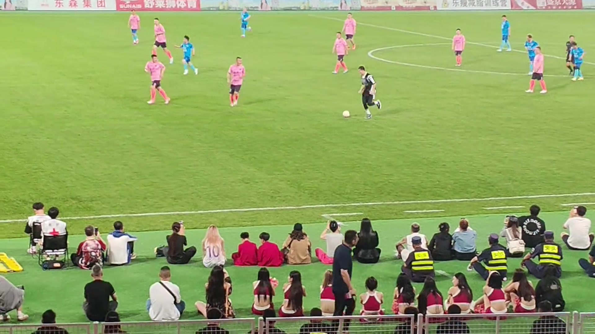 郭艾倫突入禁區(qū)被李曉旭犯規(guī)隨后執(zhí)行點球直接用手將球扔進(jìn)