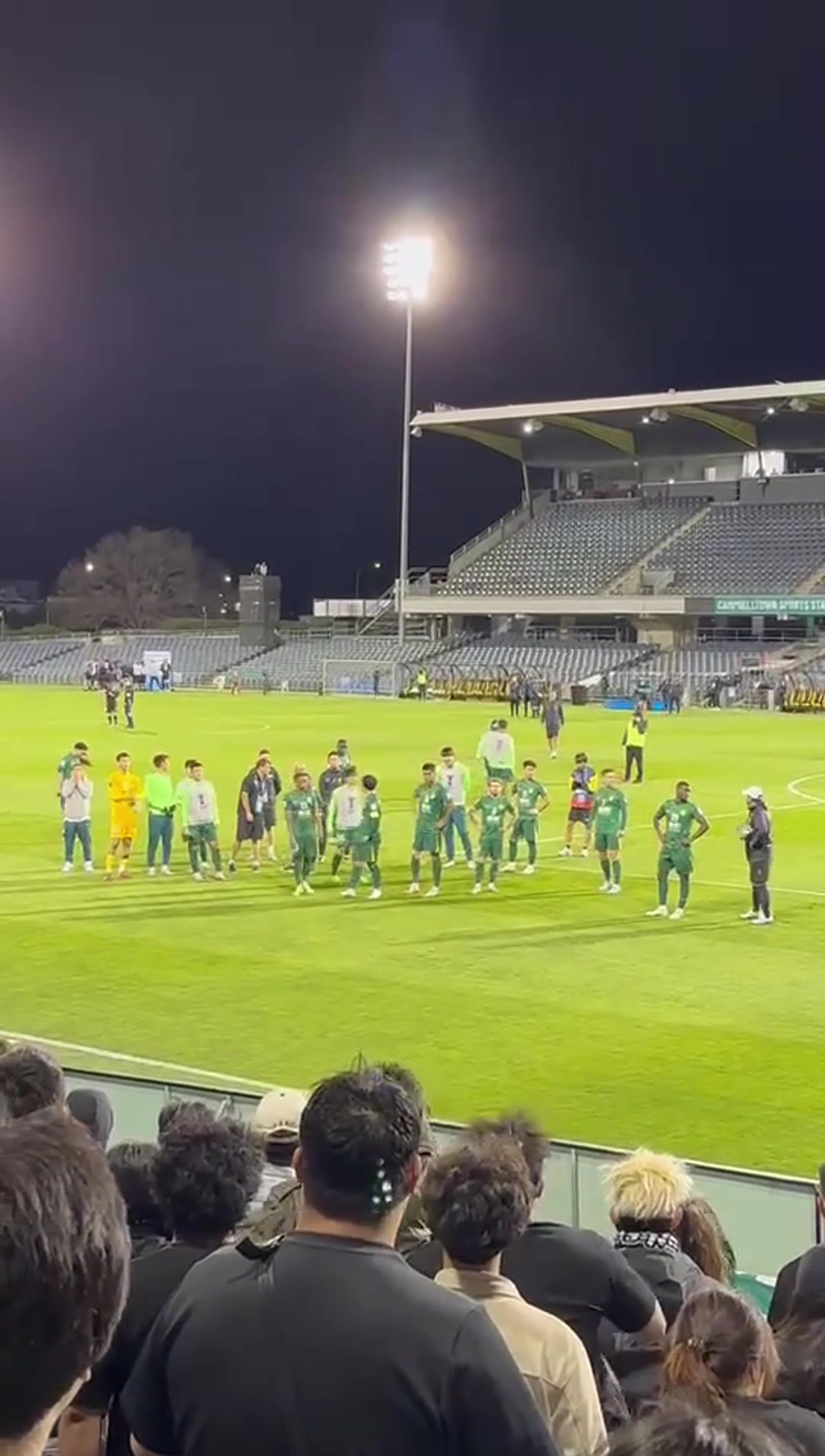 沖球迷豎中指楊立瑜謝場(chǎng)提前離開引球迷不滿被罵豎中指回應(yīng)