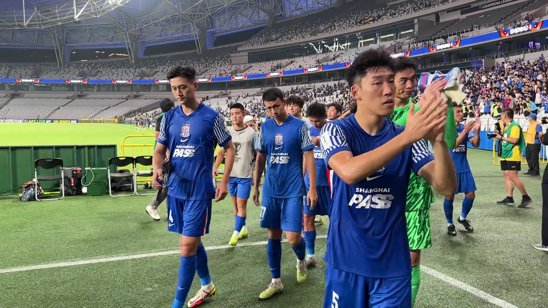 申花賽后謝場球迷為球隊(duì)送上鼓勵(lì)希望球隊(duì)打好最后四輪聯(lián)賽