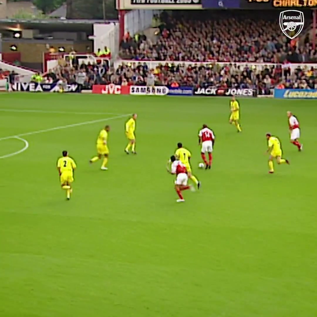 亨利經典名場面無視野預判腳后跟進球