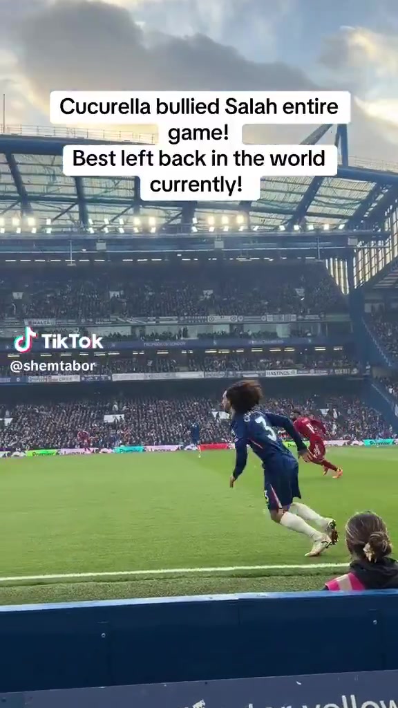 整場比賽庫庫雷利亞像獵豹一樣盯著薩拉赫