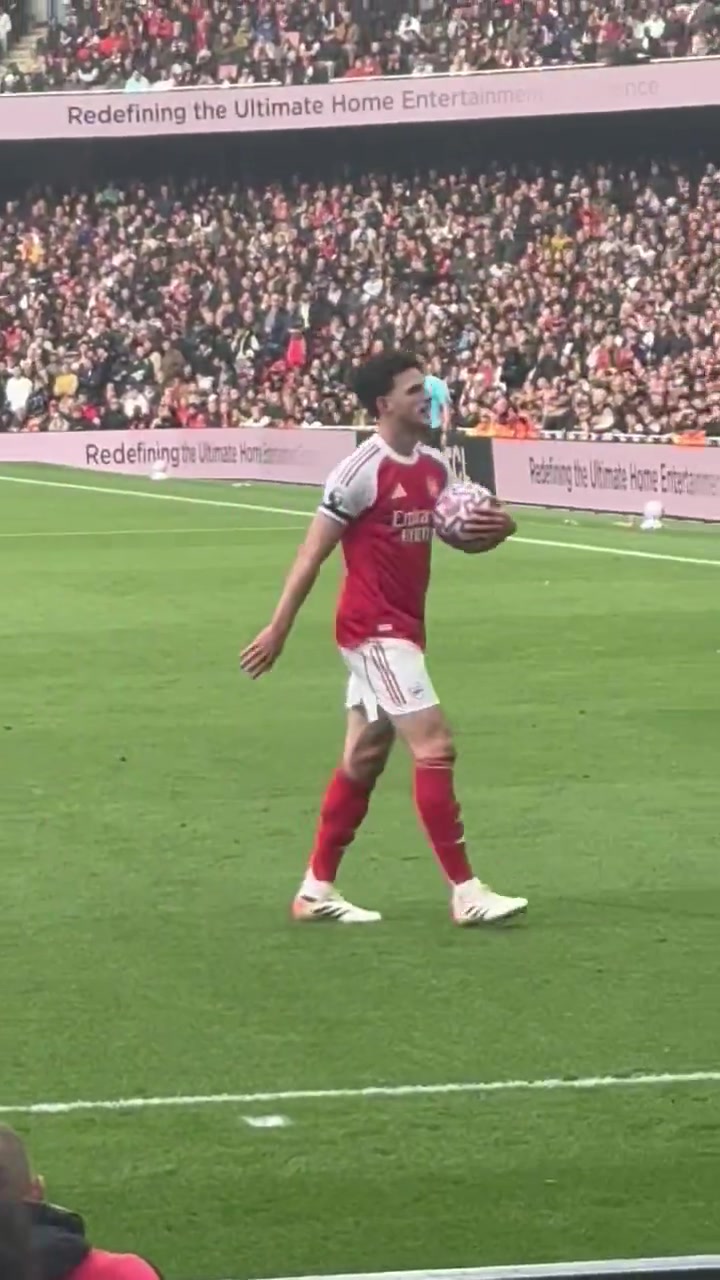 賴斯主罰角球時(shí)西漢姆球迷高喊你應(yīng)該加盟一家大俱樂部