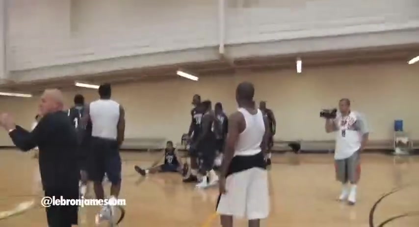 一切都是緣分名場(chǎng)面09年詹姆斯在訓(xùn)練營(yíng)指導(dǎo)年輕的庫(kù)里哈登