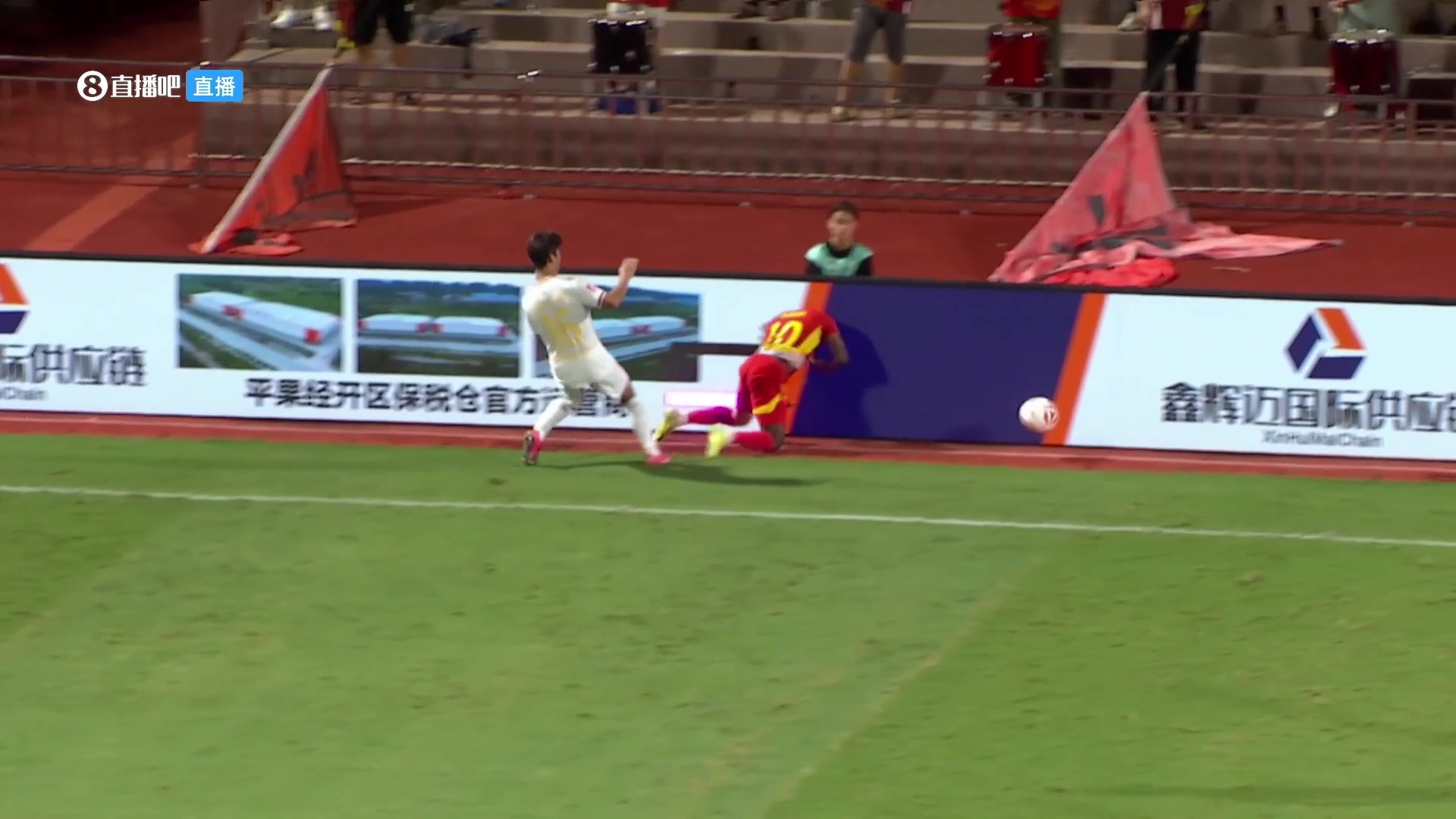 慘烈銅梁龍球員把外援撞到頸椎骨折而且竟然只吃了黃牌沒(méi)禁賽