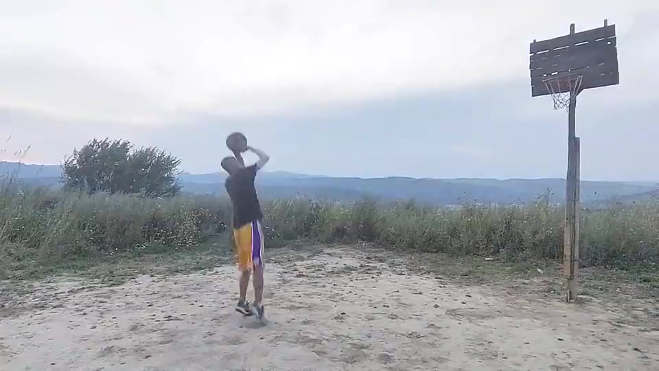 小伙這投籃姿勢(shì)也太像科比了吧可以秒殺八成模仿者了