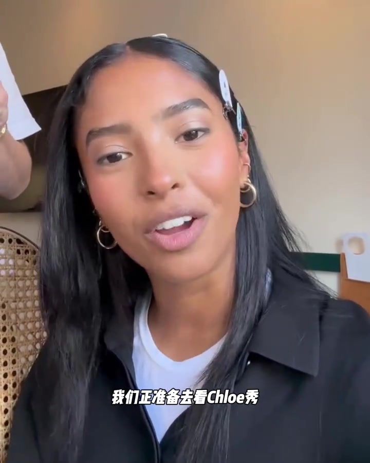 落落大方美麗自信科比大女兒娜娜參加時(shí)裝周活動(dòng) 越來(lái)越漂亮了