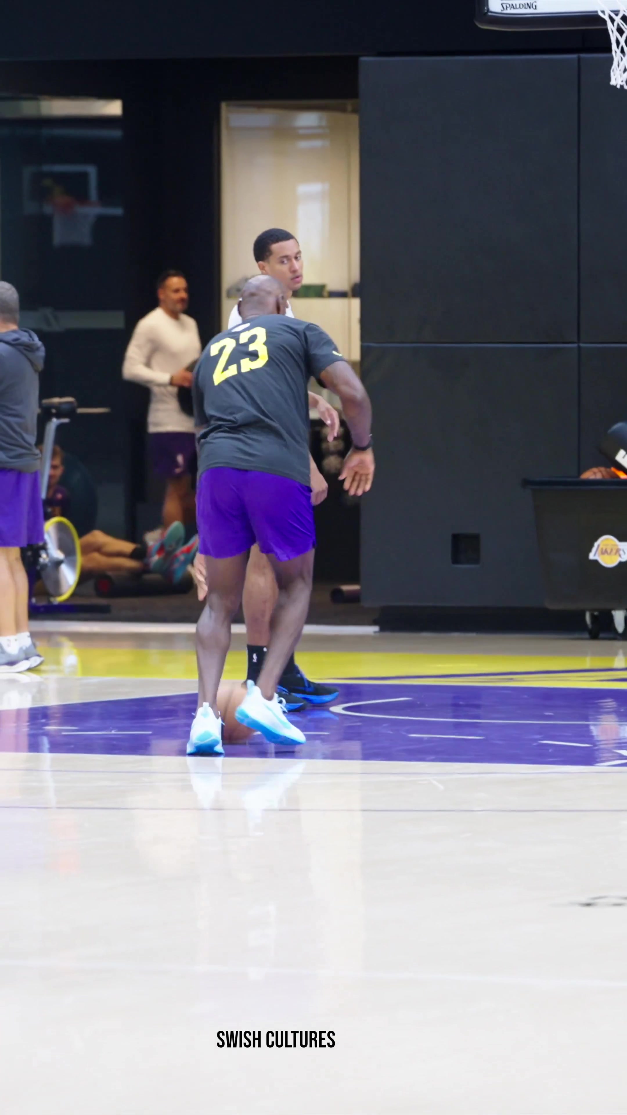 晃了全世界老詹宣布完決定2后首現(xiàn)身笑容滿面進行訓練