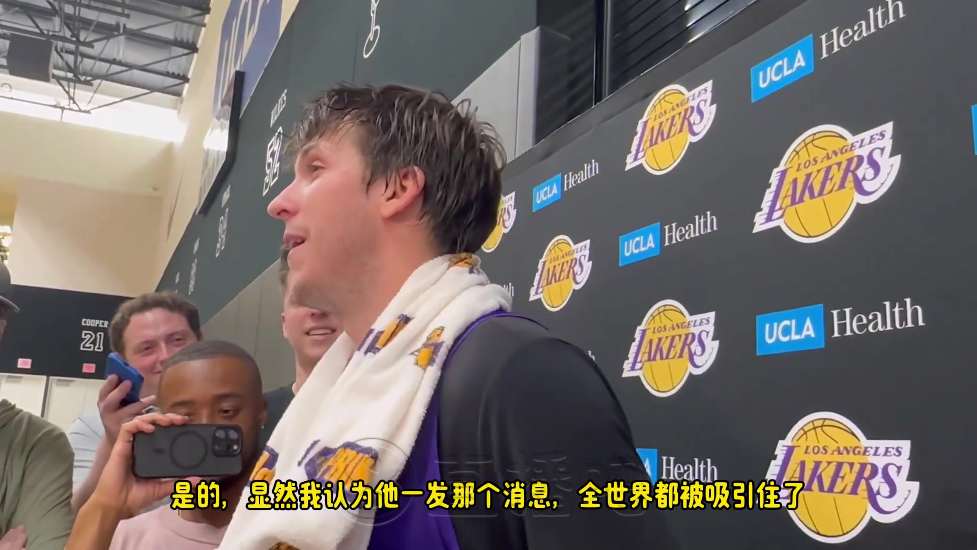 里夫斯大家都被老詹那消息吸引了都以為他要退役幸好他沒有