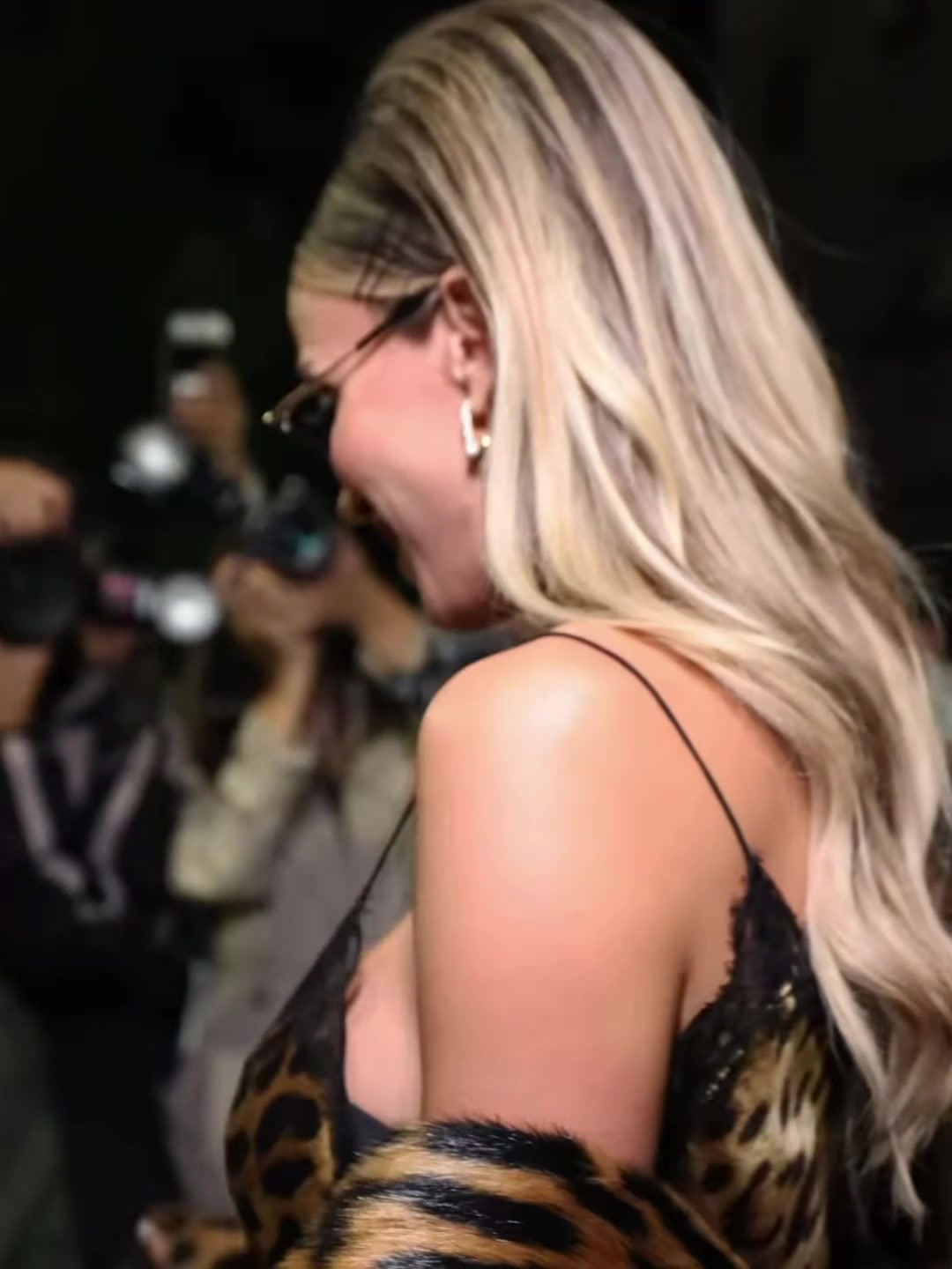 太誘惑了卡里烏斯老婆亮相時(shí)裝周黑絲豹紋連衣裙驚艷全場(chǎng)