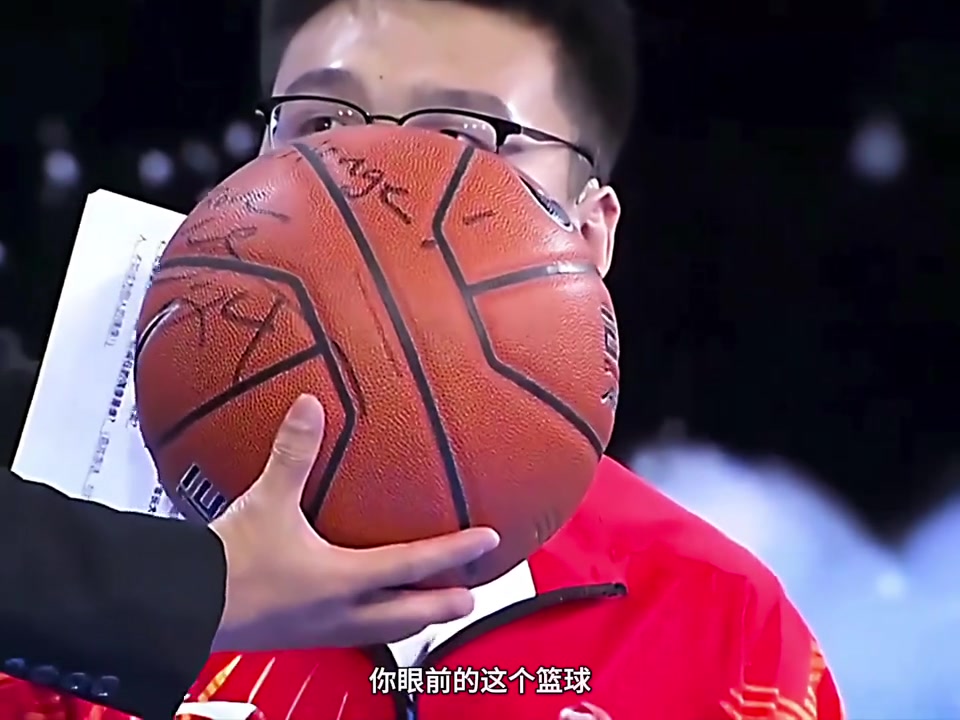 當(dāng)年的輪椅男孩手捧著科比的簽名籃球它已經(jīng)是我生命的一部分了
