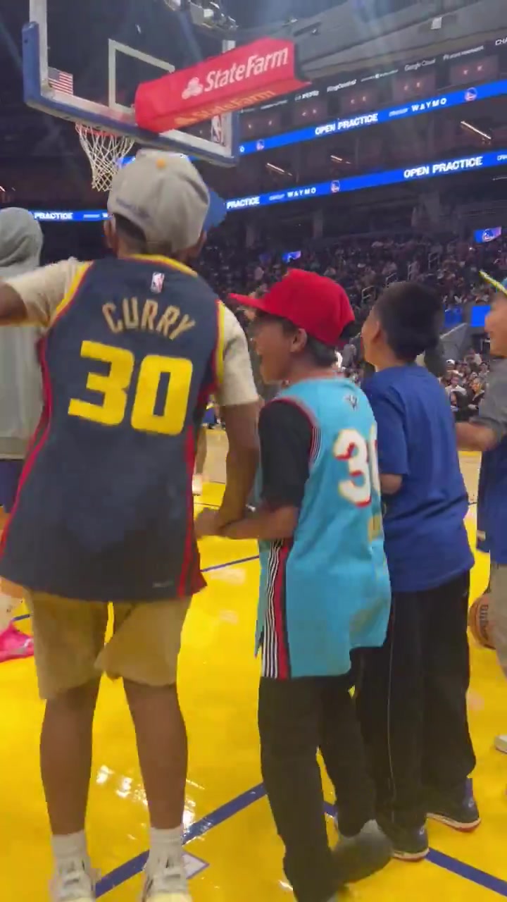 庫(kù)里和小粉絲擊掌這娃大喊我再也不洗手了