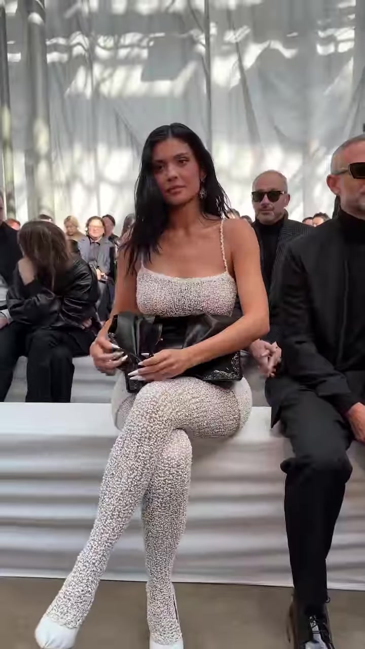 凱莉白蛇套裝金姐性感內(nèi)藏卡戴珊家族果然都是人才