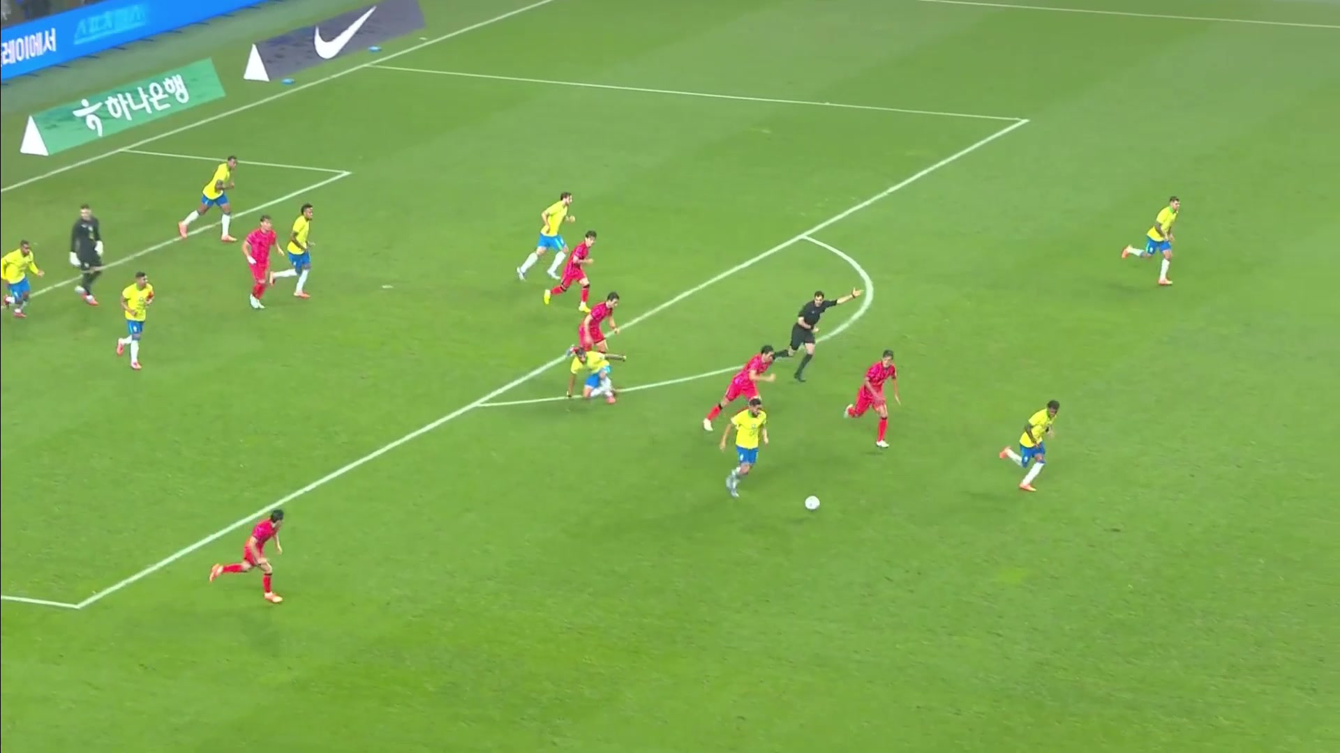 這反擊太犀利了韓國角球機會被巴西打反擊維尼修斯單刀破門