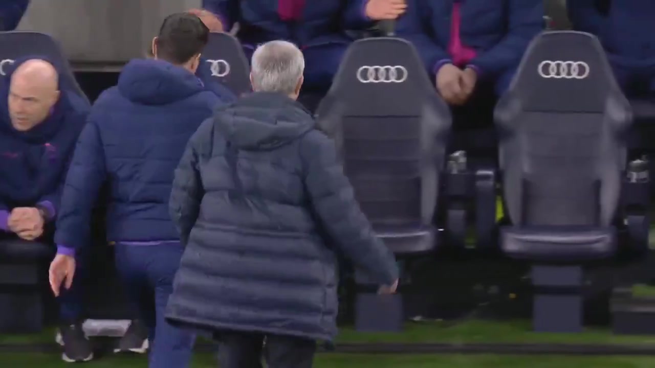 看一次笑一次這絕對(duì)是英超名場(chǎng)面之一