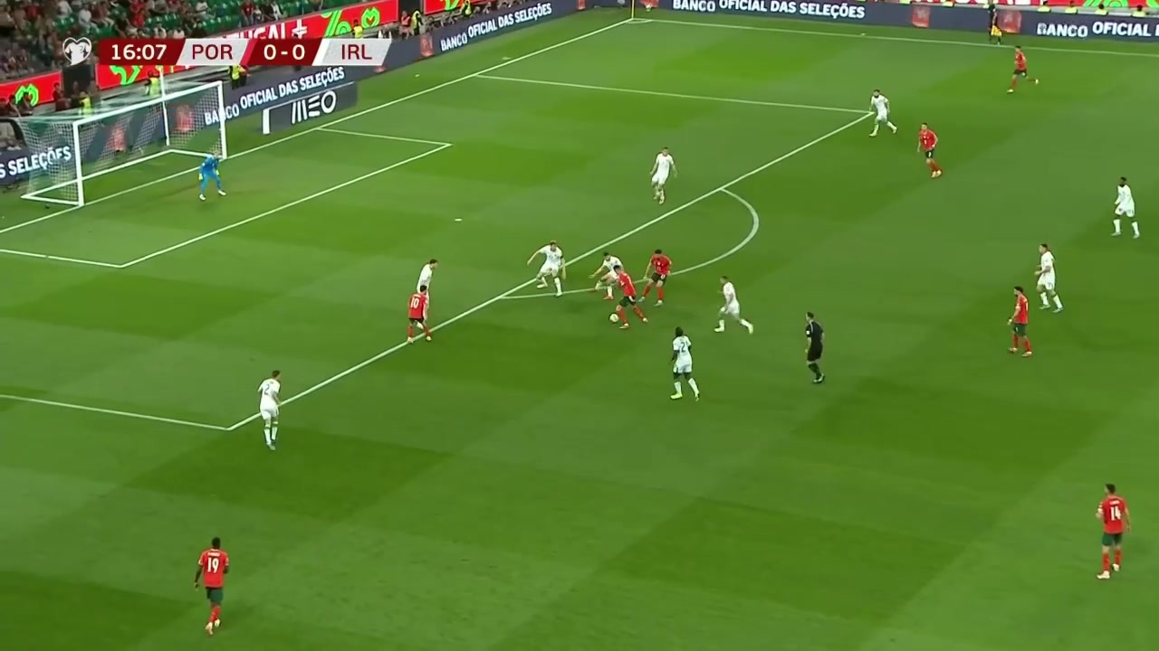 B席這打門(mén)太抽象了C羅遠(yuǎn)射擊中立柱B席補(bǔ)射空門(mén)竟打偏了