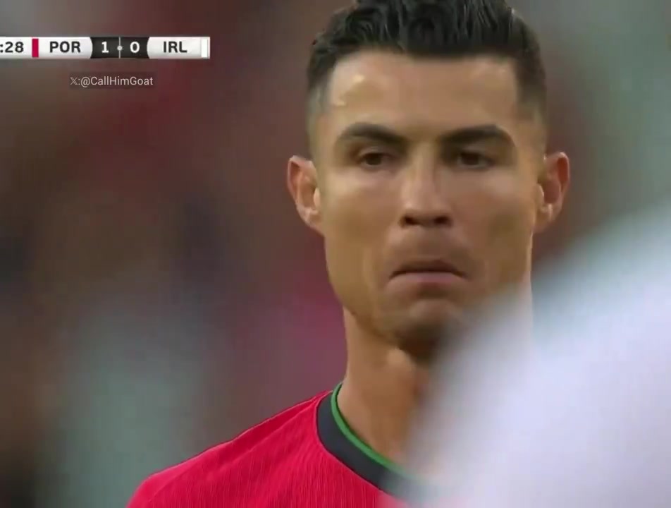 C羅2024年對(duì)陣愛(ài)爾蘭踢任意球時(shí)激勵(lì)自己可惜球擊中了門柱