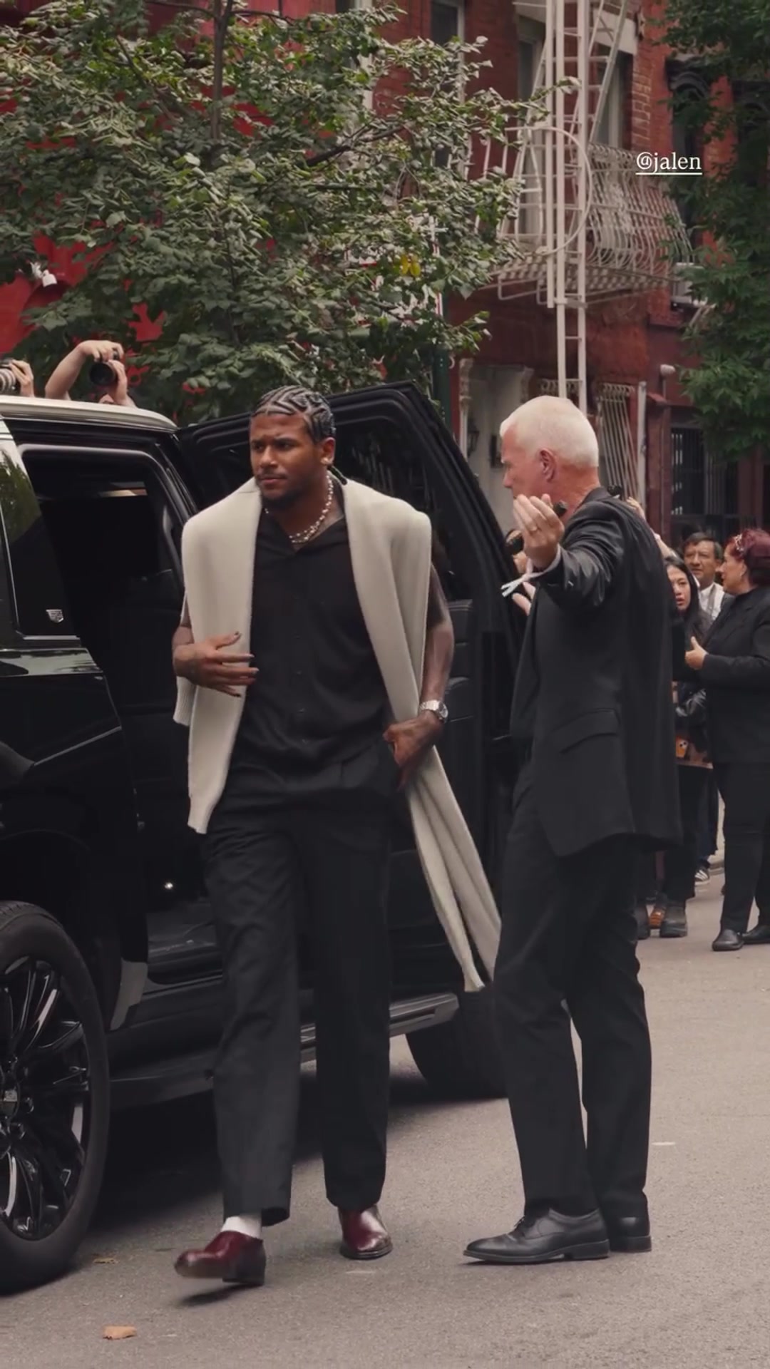 結(jié)果被拍到在街頭爭(zhēng)吵杰倫-格林與40歲女友本去參加時(shí)裝周