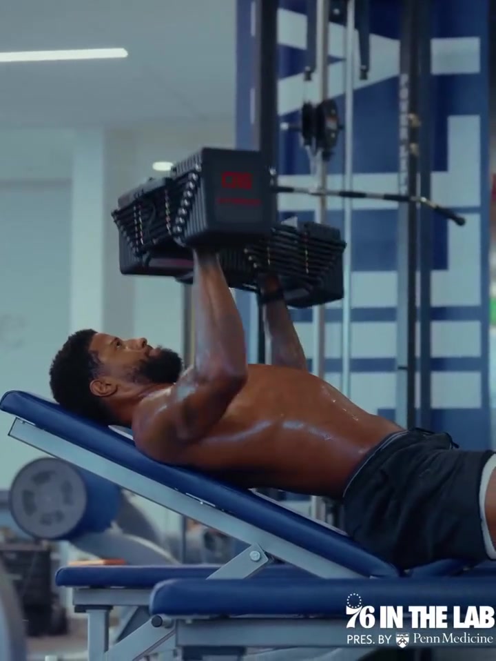 休賽期結(jié)束喬治回歸力量訓練 懂的吧友說說這舉的多少鐵