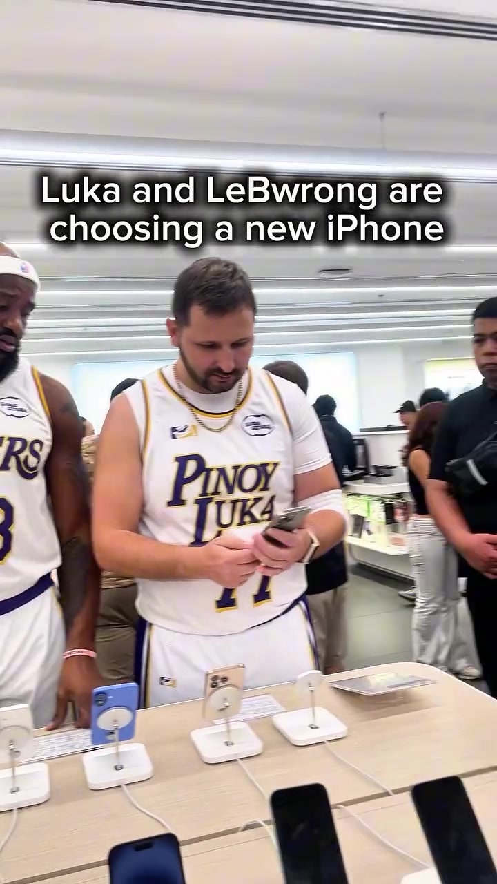 驚球迷在手機(jī)店遇到老詹與盧卡在挑新iPhone