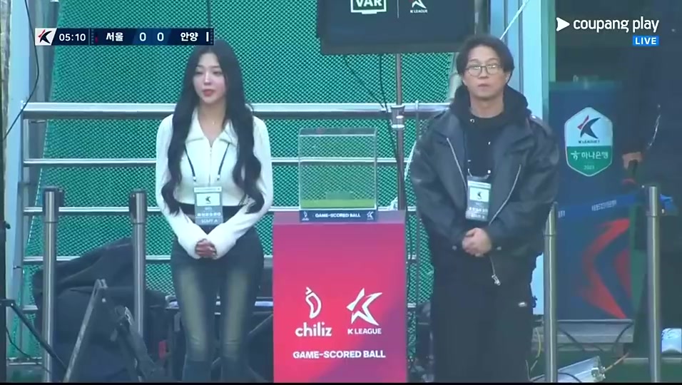 身材比真好韓國演員樸圣光和妻子來現(xiàn)場(chǎng)看林加德比賽