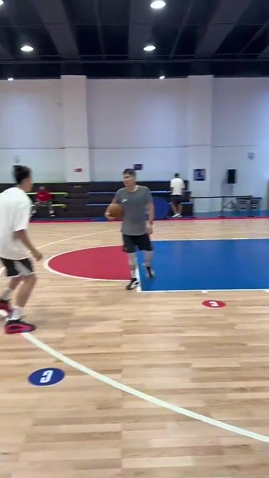 有效果嗎去年夏天哈登和胡明軒兩個(gè)左撇子一起進(jìn)行訓(xùn)練