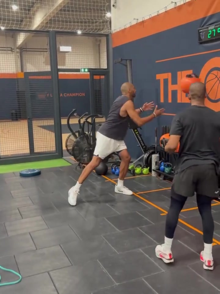 巴爺再帶快船沖一次吧36歲巴圖姆已經(jīng)開始恢復(fù)力量訓(xùn)練了