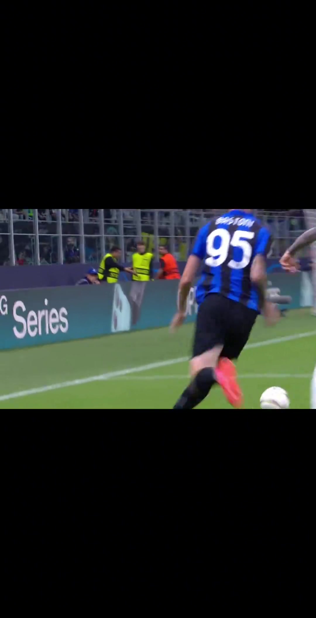 他應(yīng)該是現(xiàn)役進攻最強的中衛(wèi)了吧國米球迷他的身價沒有水分