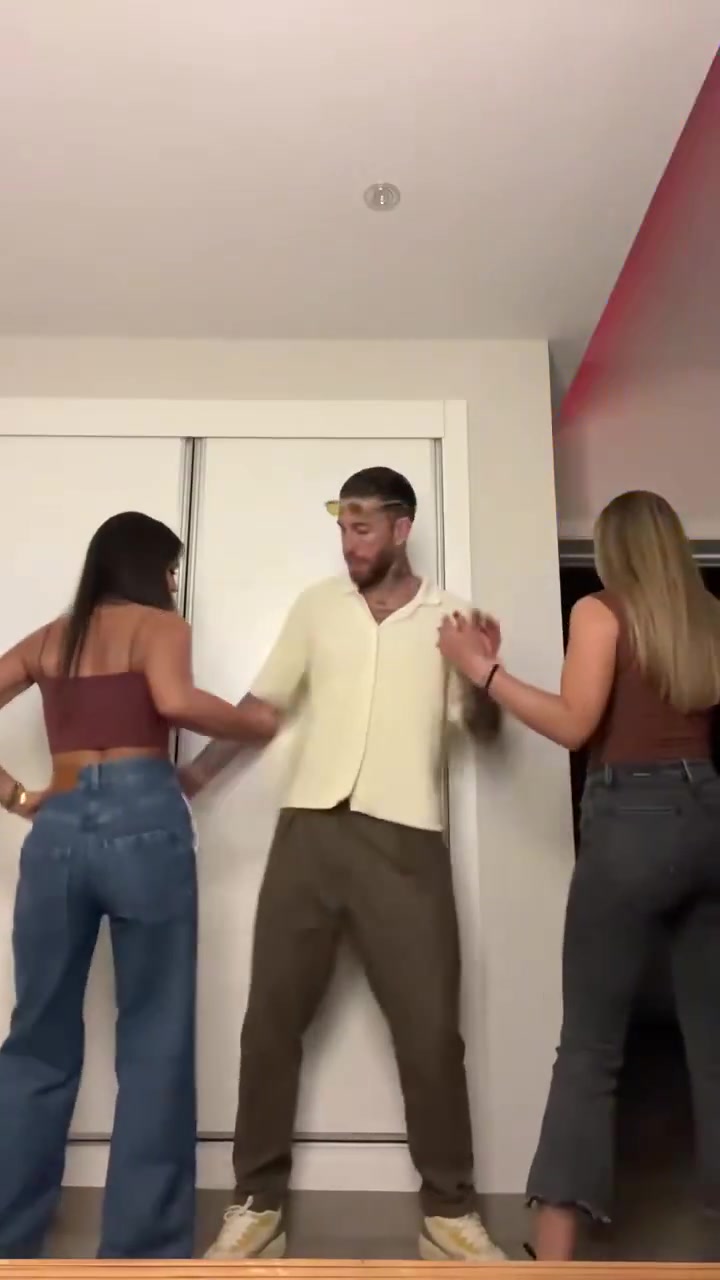 拉莫斯你好騷呀?jīng)]想到你小子竟然和倆美女一起跳小舞