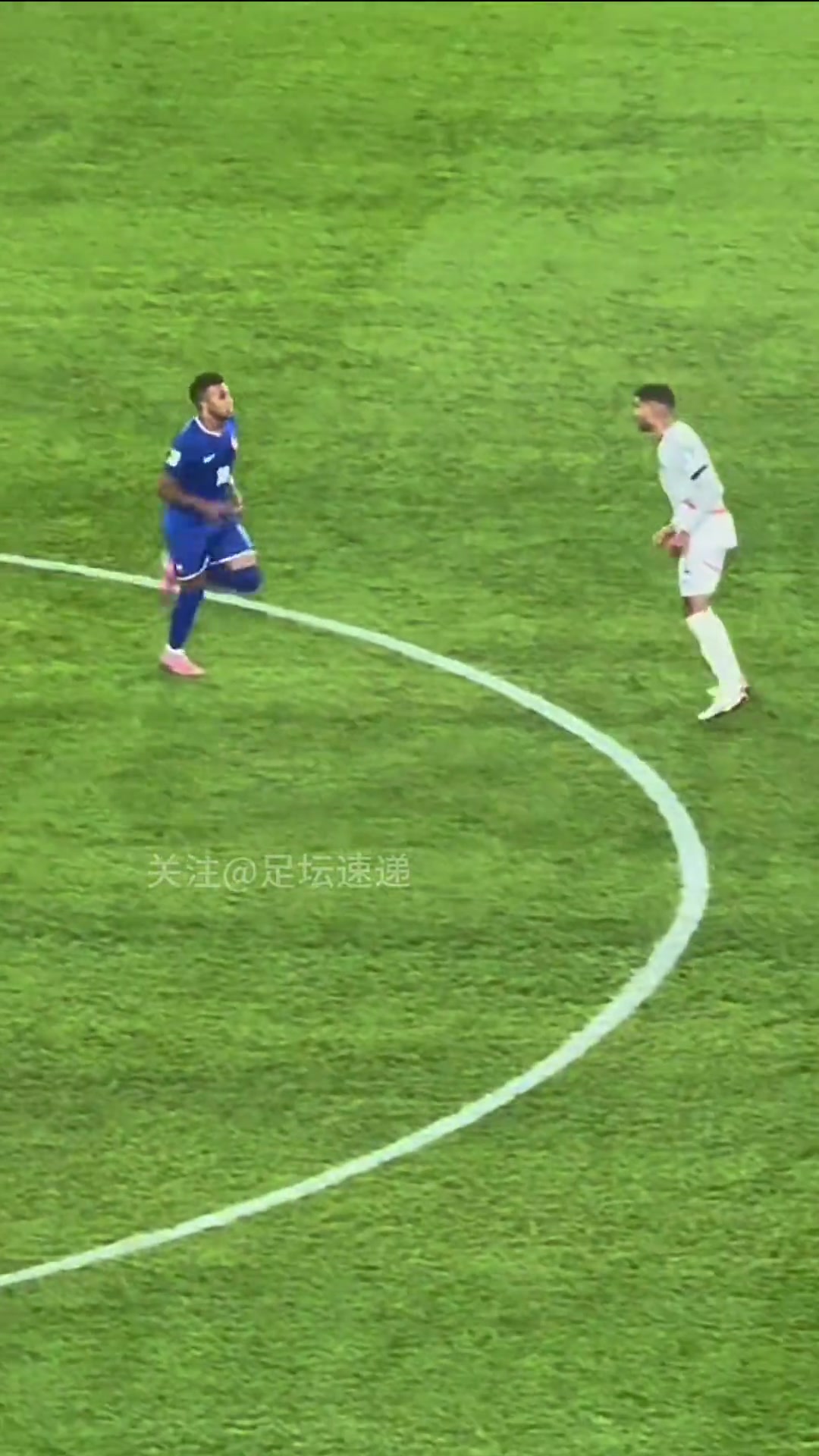 姆總的迷惑行為 法國世預(yù)賽2-1冰島姆巴佩開球時(shí)撞向?qū)κ? title=