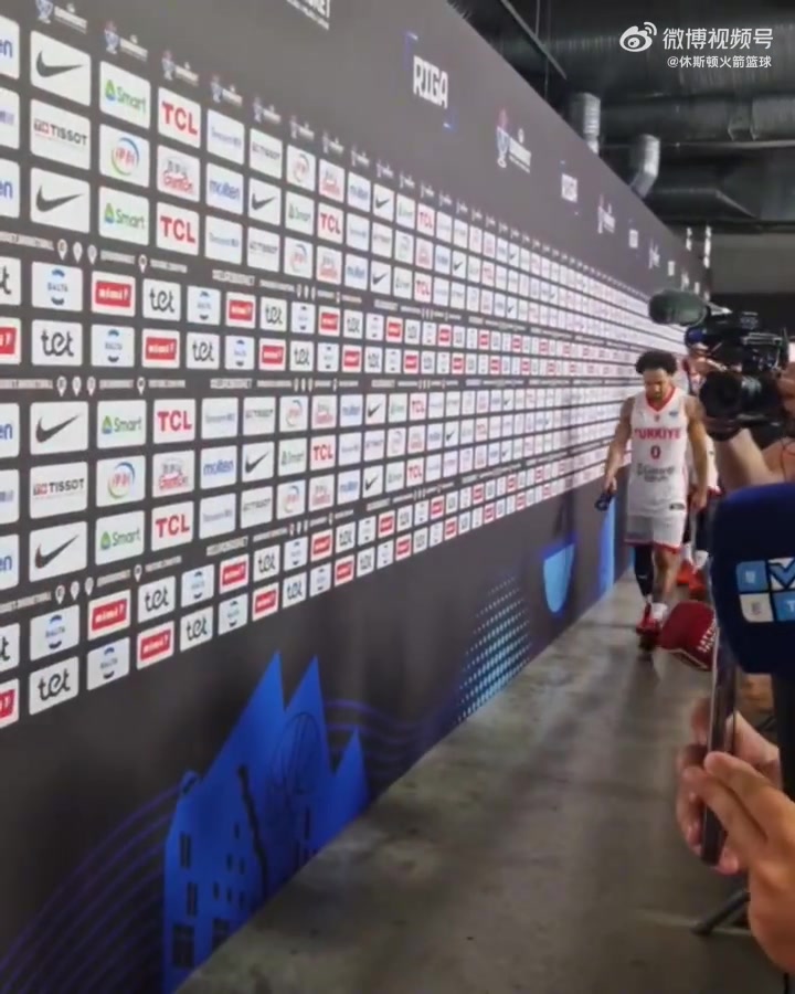 對(duì)亞軍很失望申京賽后低頭落寞走過采訪區(qū)一言不發(fā)