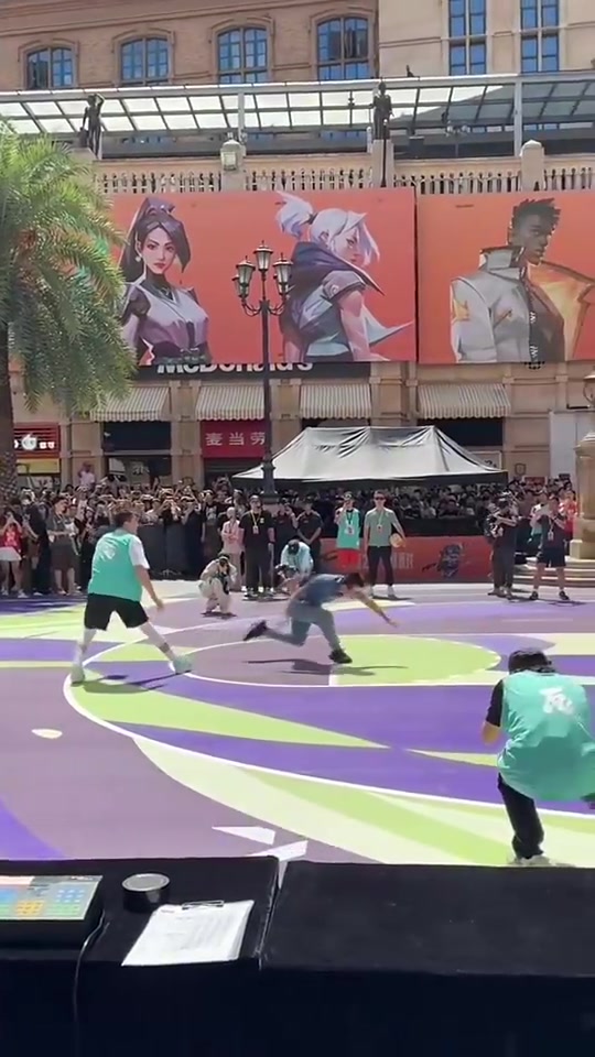 太狠了郭艾倫一個急?；乩祆o雨直接飛了出去....