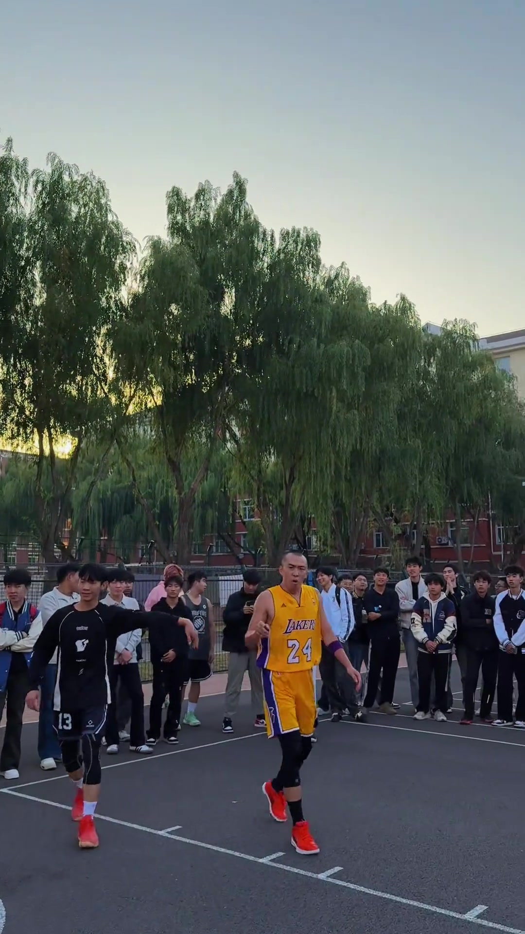 垃圾話還很多一位科比粉絲進(jìn)校園1v1零封化工大學(xué)隊(duì)長