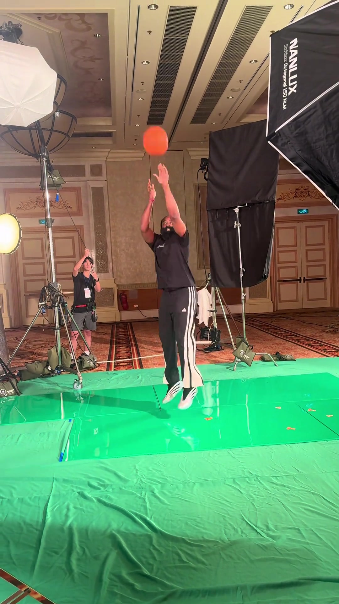 招牌動作必須整登哥拍攝最新花絮在攝影棚直接來一個后撤步