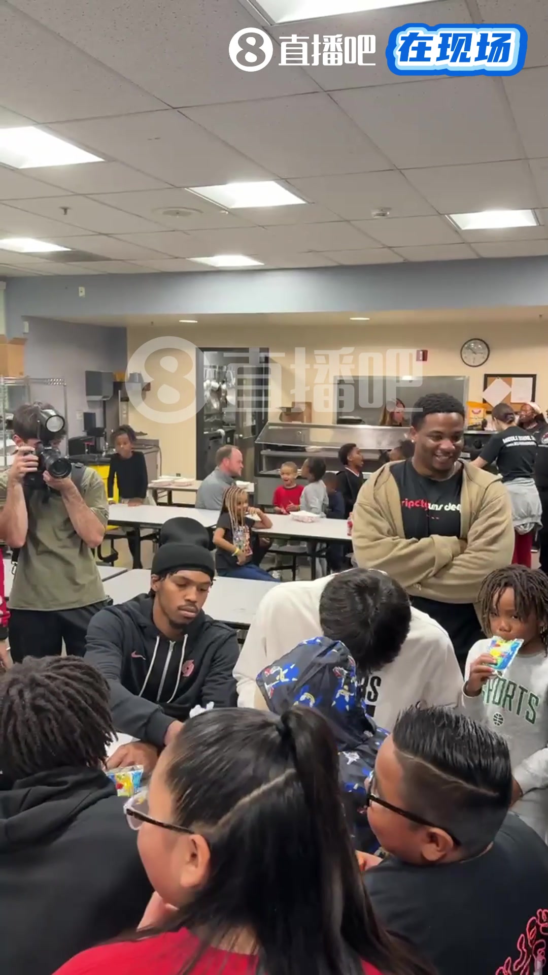 完全融入啦楊瀚森參加開拓者社區(qū)活動笑得很開心啊