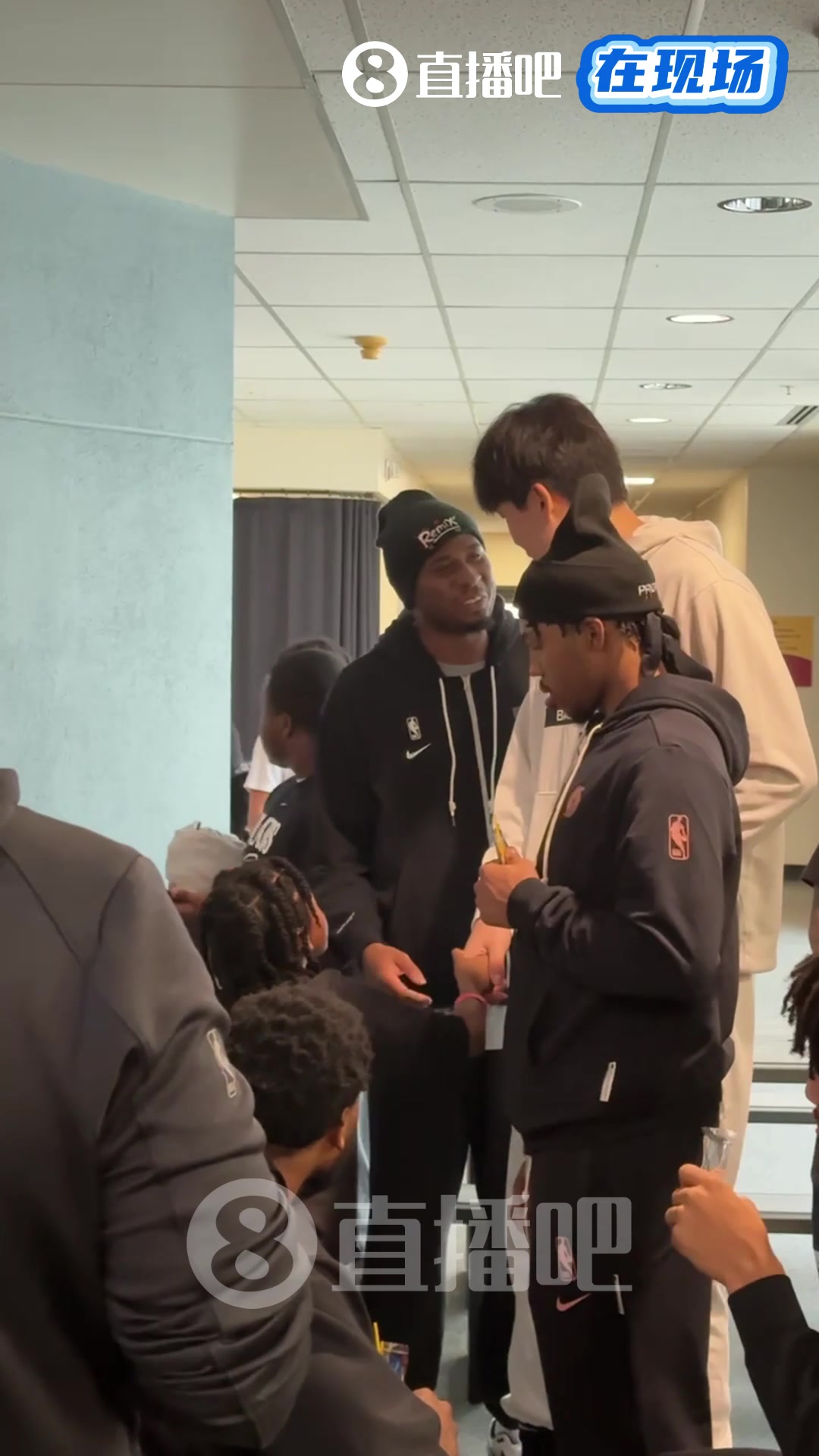 很受喜愛啊楊瀚森參與開拓者社區(qū)活動與小球迷握手互動