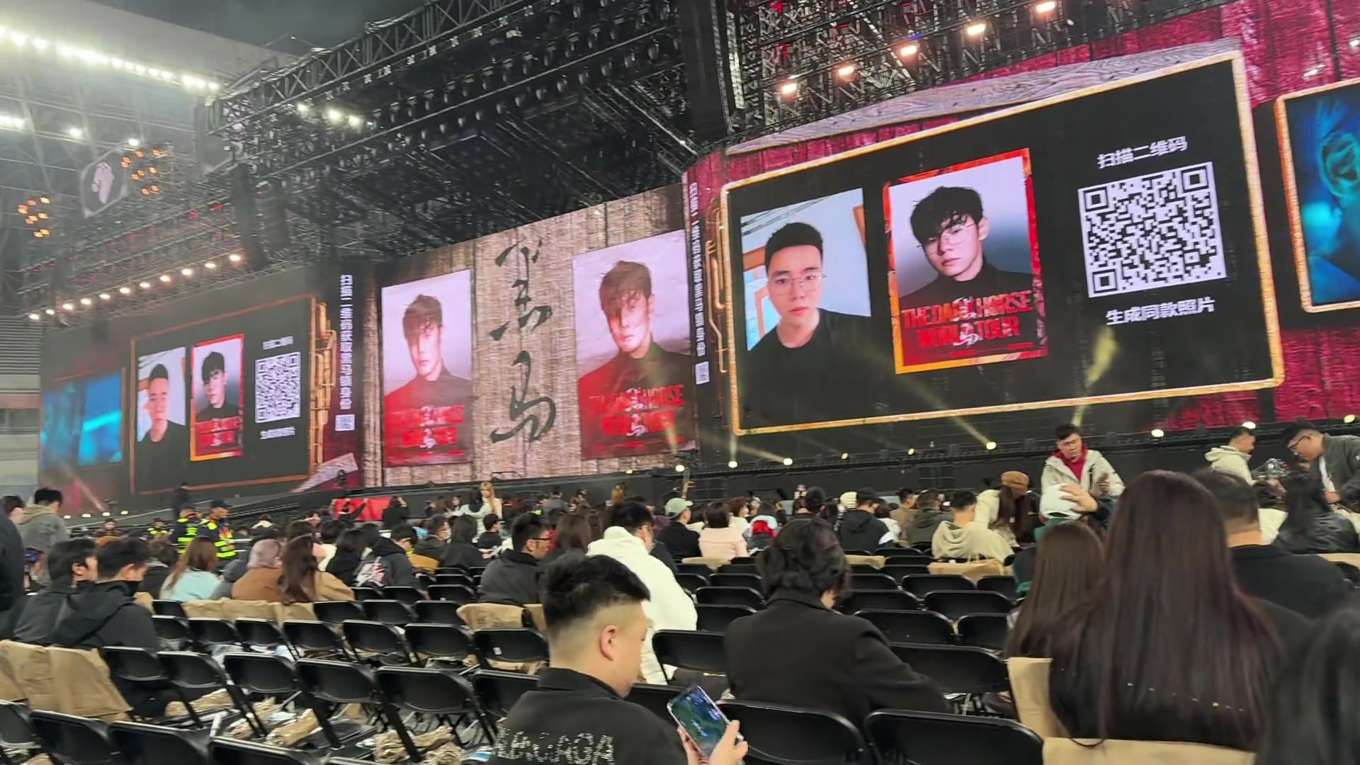 不對啊這是李榮浩演唱會啊也用上橘頌色的火焰暖場了