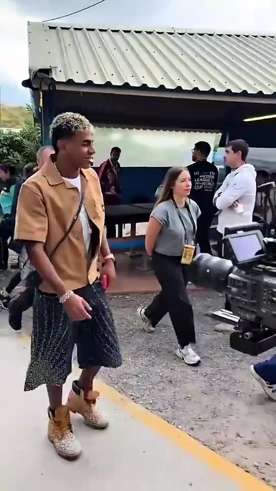 形影不離亞馬爾帶女友現(xiàn)身國王聯(lián)賽球迷擔(dān)心小孩哥被榨干