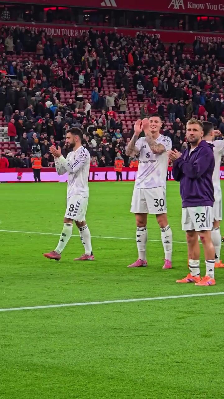 客場(chǎng)贏下雙紅會(huì)紅魔球員與球迷一起分享勝利的喜悅